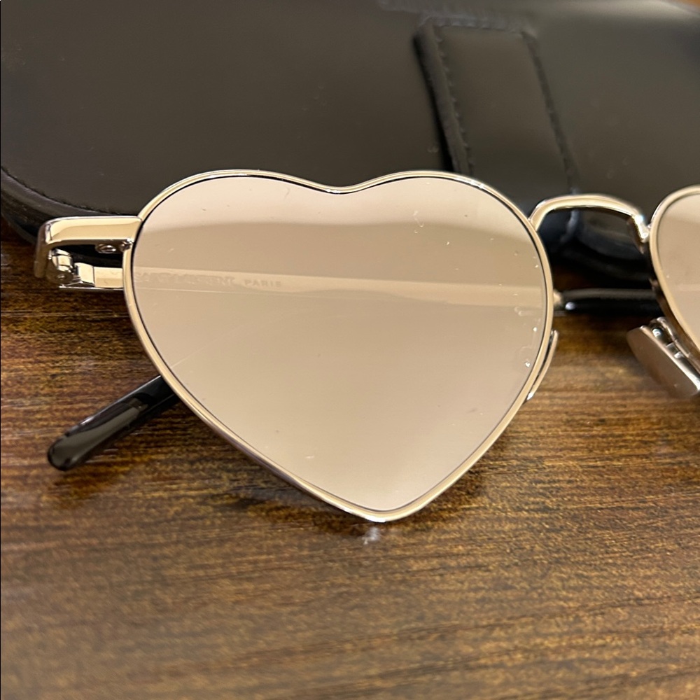 Saint Laurent SL 301 Loulou Heart-Shape Sunglasses Gold Frame Black/Gradient Len - Picture 3 of 17